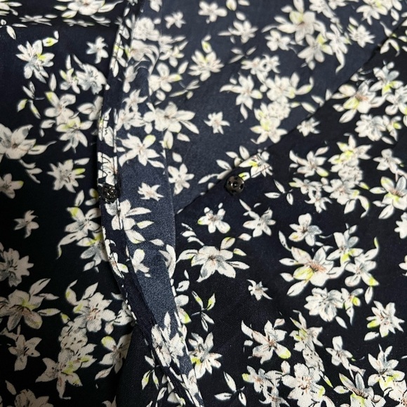 Flower print romper with deep v neckline - Picture 7 of 8